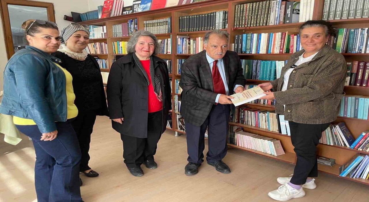 Bir ömrün bilgisi raflarda: Kürkçüoğlundan 800 kitaplık bağış