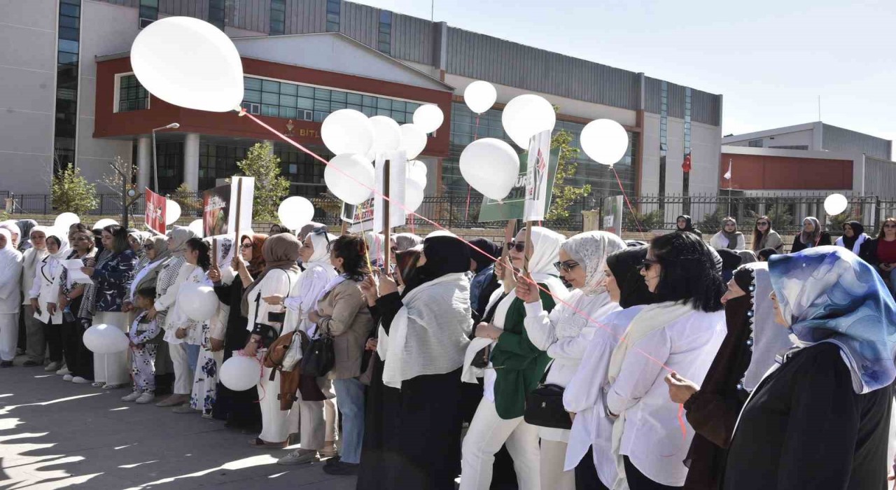 Bitliste kadınlar beyaz balonla İsraili kınadı