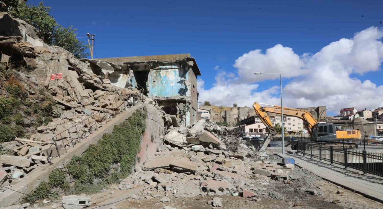 Bitliste metruk binalar yıkılıyor