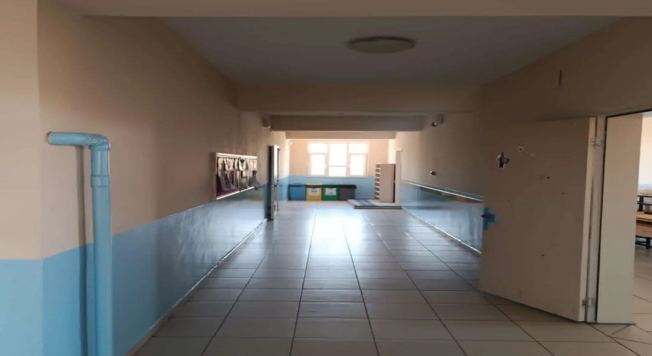 Bitliste okullar yükümlülerin elleriyle onarılıp güzelleştiriliyor