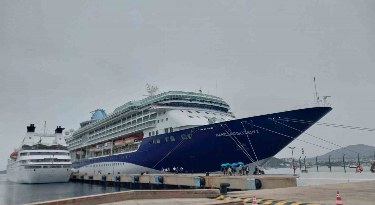 Bodruma 2 gemi ile 2 bin 64 yolcu geldi