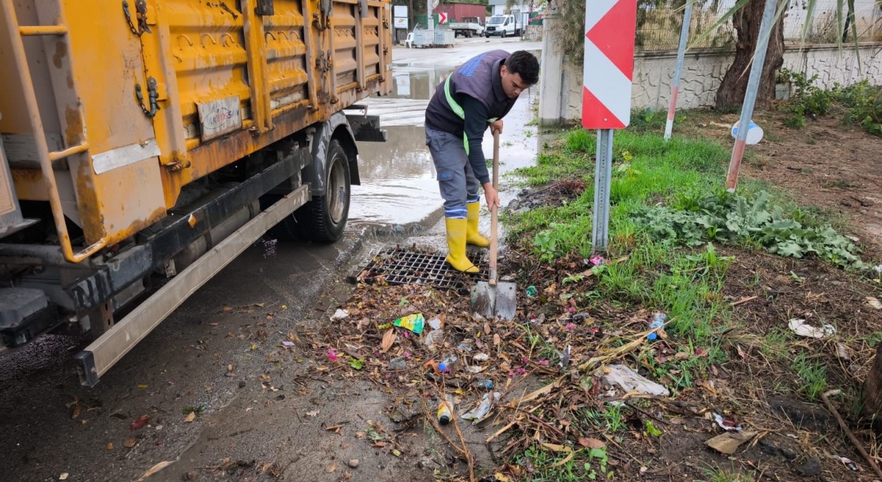 Bodrumda aynı gün iki manzara: Bir yanda taşkın, diğer yanda deniz keyfi