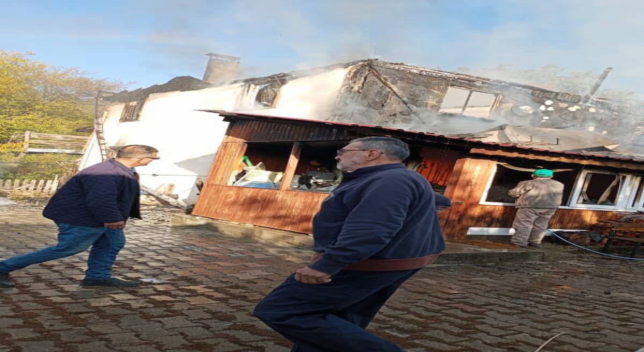 Boluda 2 katlı ev küle döndü