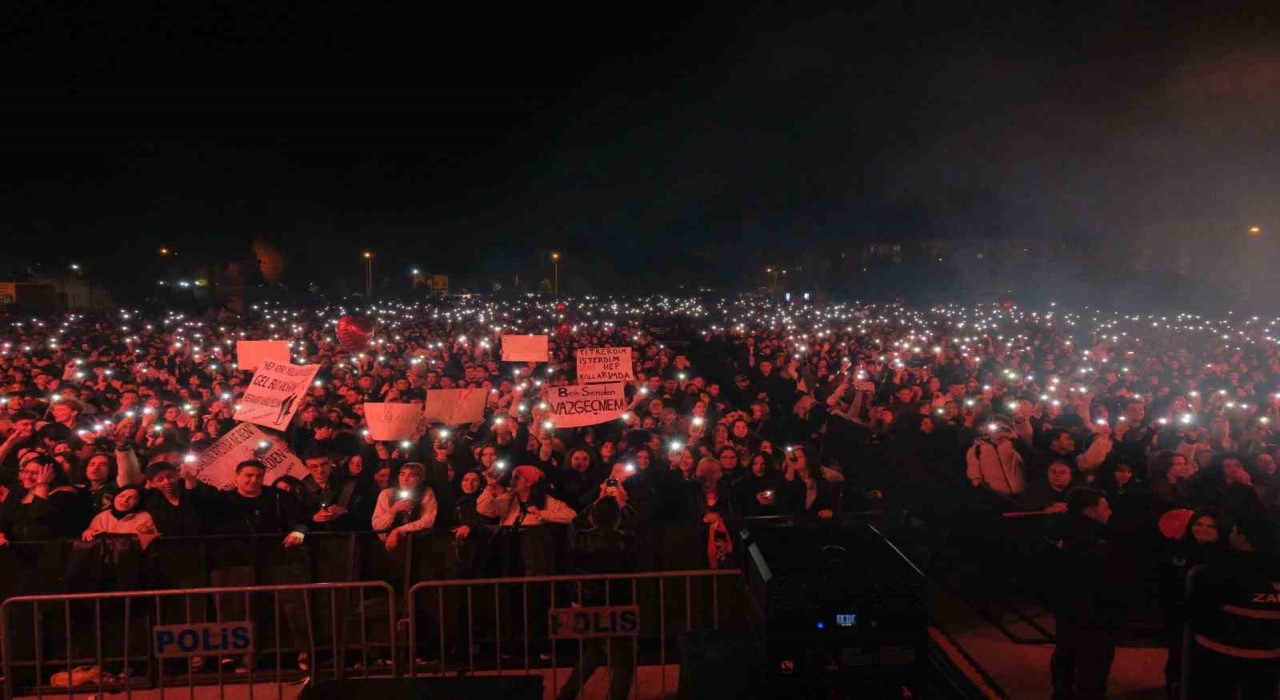 Boluda binlerce kişi, Manga konserinde Cumhuriyet coşkusunu yaşadı