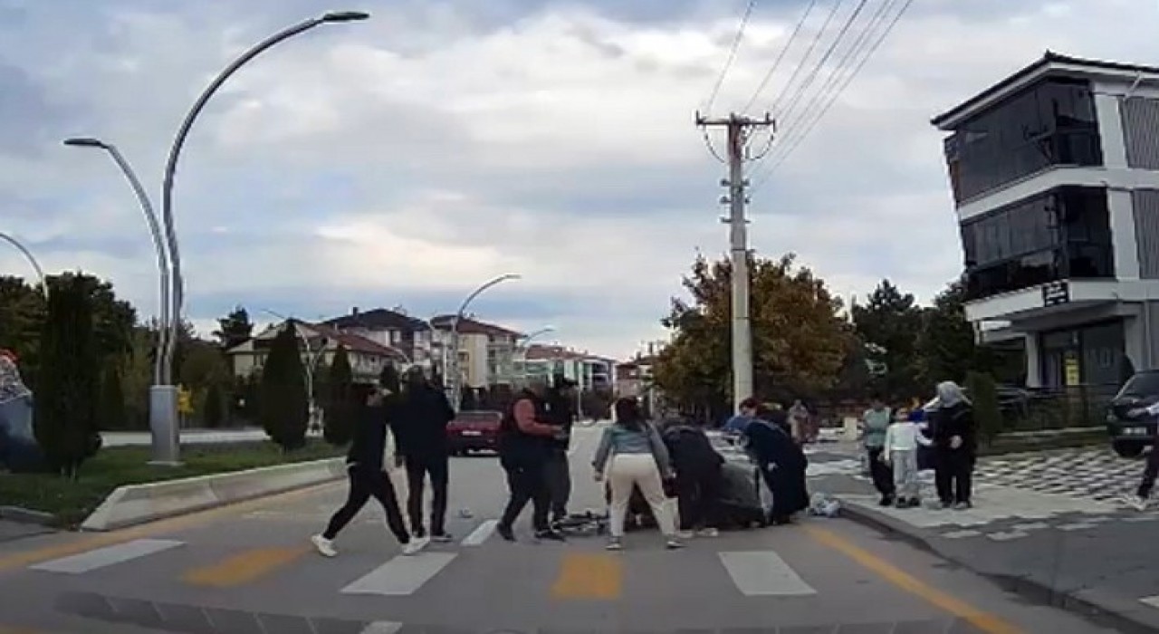 Boluda bir otomobil yaya geçidinde 4 yaşındaki çocuğa böyle çarptı: O anlar kamerada