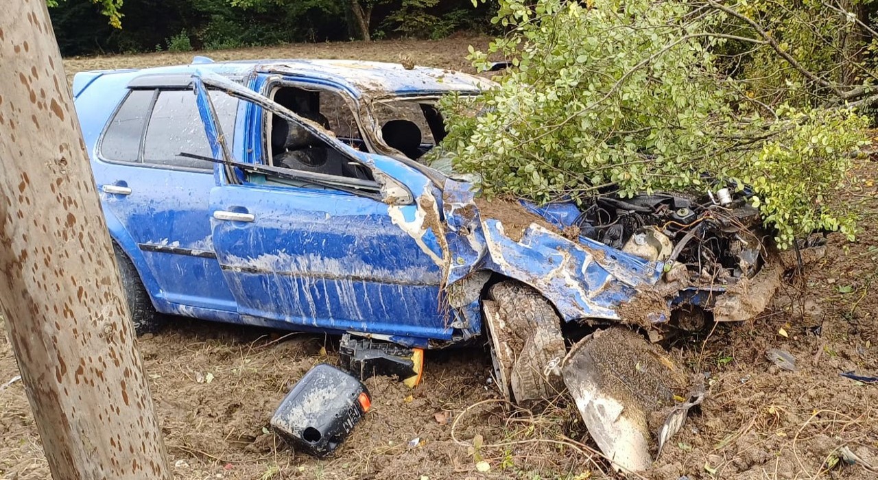 Boluda otomobil tarlaya uçtu, hurdaya döndü: 1 yaralı