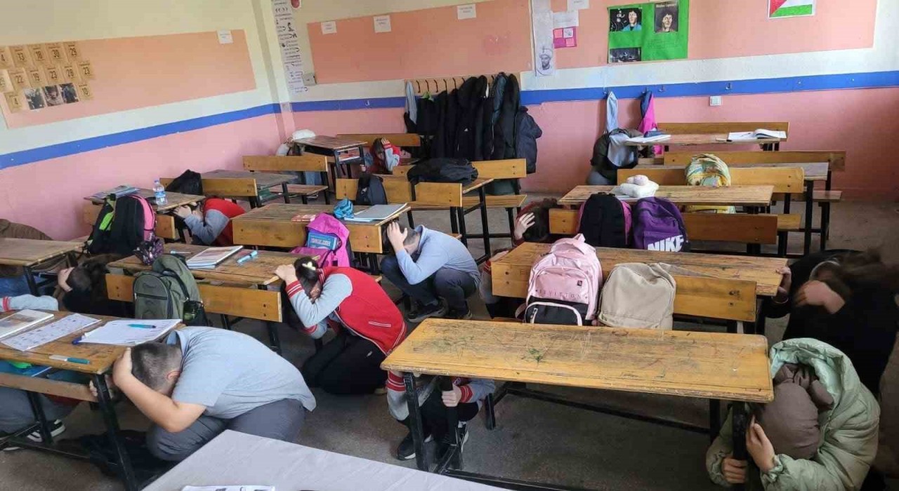 Bolvadinde okullarda deprem ve tahliye tatbikatı