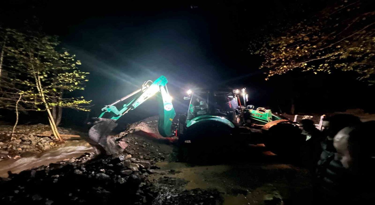 Borçka Karagölde dere taştı: Mahsur kalan ziyaretçileri ekipler kurtardı