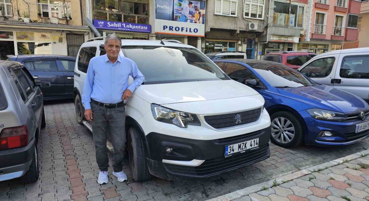 Borçkada sel felaketinde mahsur kalan aracını 20 gün sonra vinç yardımıyla kurtardı