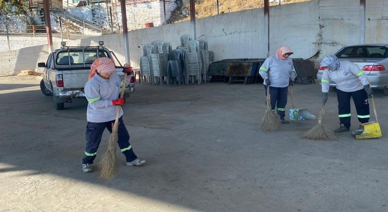 Bozdoğan Belediyesi ekiplerinden cemiyet sonrası temizlik mesaisi