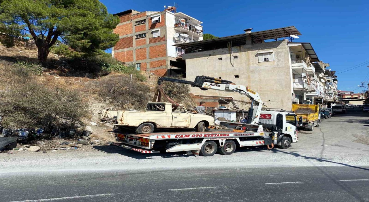 Bozdoğanda yol kenarları hurda araçlardan temizlendi