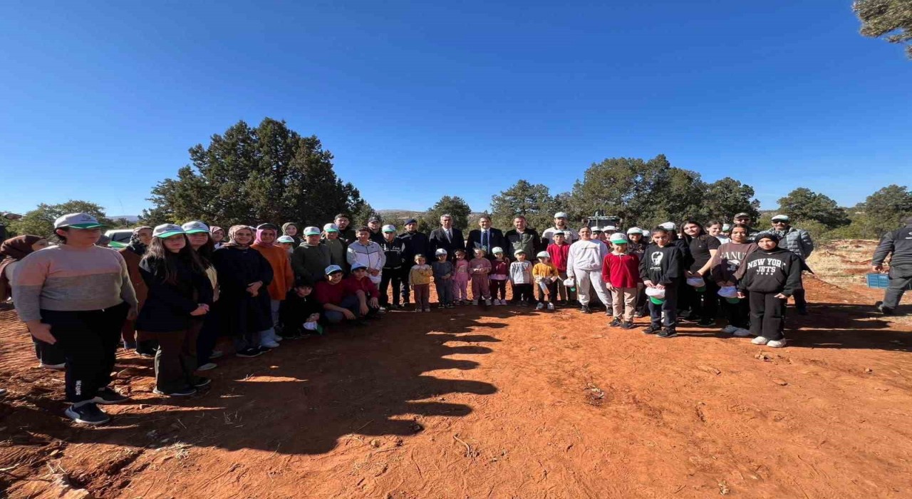 Bozkırda öğrenciler fidan dikti