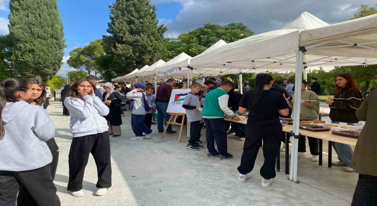 Bozkurt Anadolu İmam Hatip Lisesi öğrencileri, Gazzeye destek amacıyla panayır düzenledi