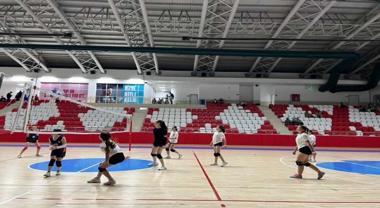 Bozüyükte gençler voleybol sahasında buluştu