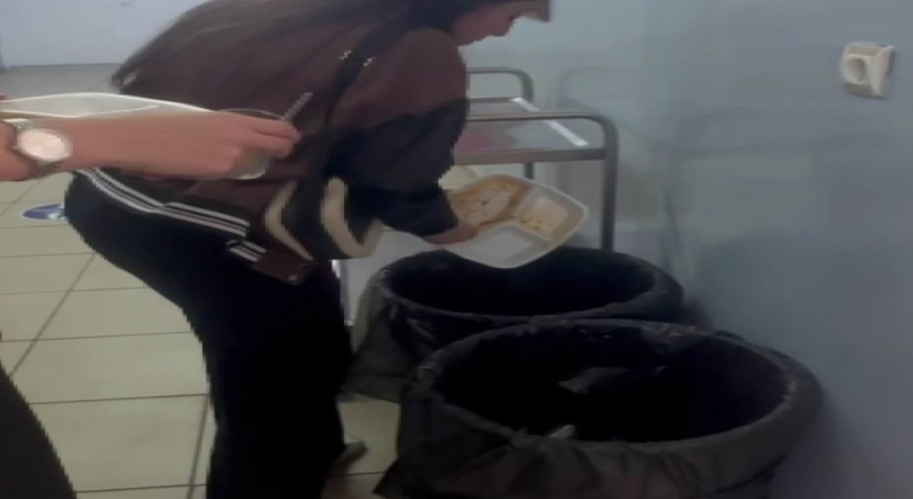 Bu okulda atık yiyecekler çöpe değil, sokak hayvanlarına gidiyor