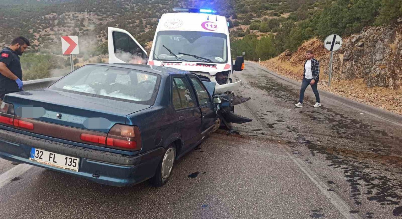Burdurda ambulans ile otomobil çarpıştı: 4 yaralı
