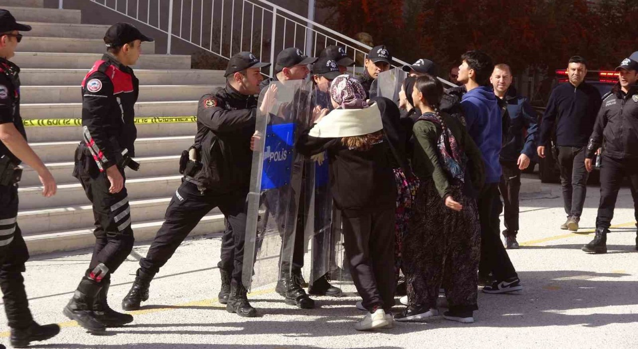 Burdurda deprem tatbikatında öğrencilerin oyunculuğu gerçeği aratmadı