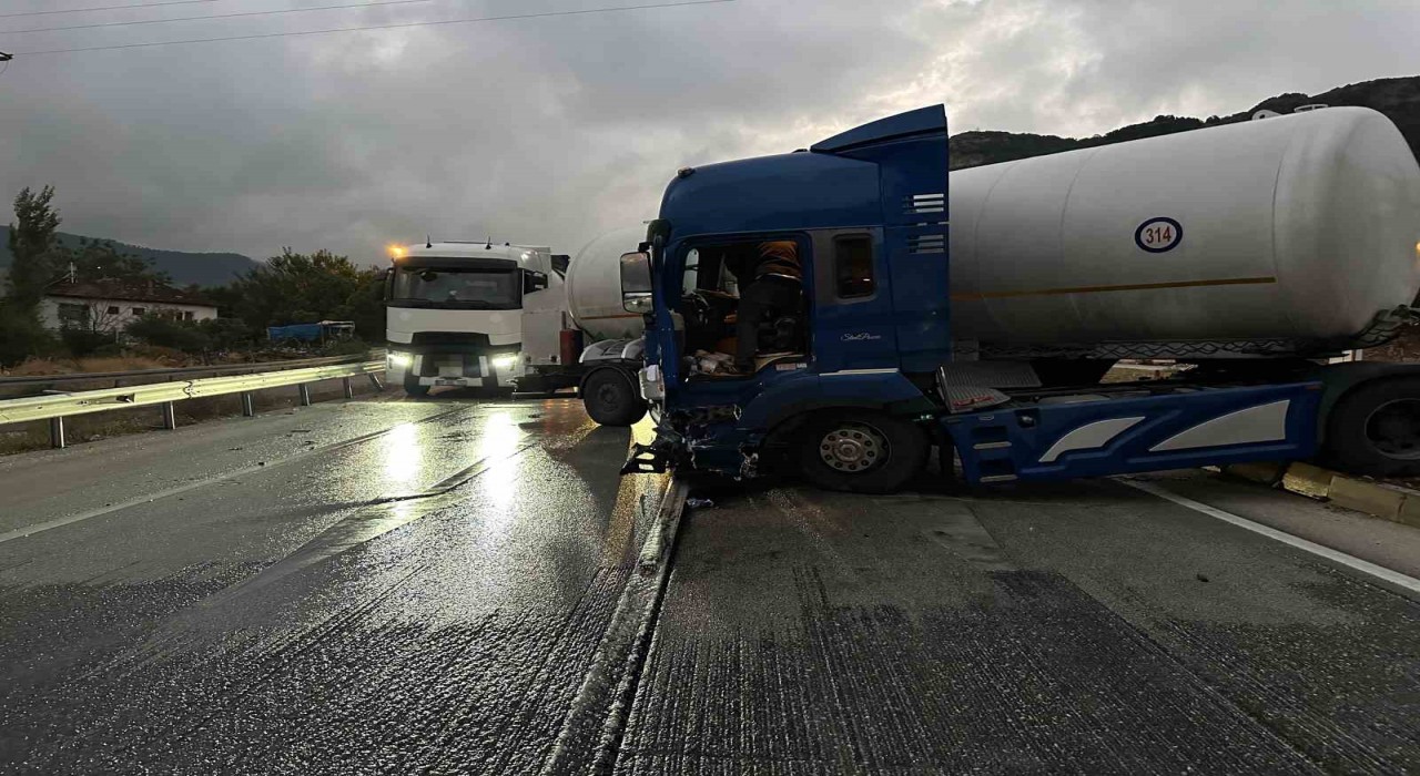 Burdurda makaslayan tır nedeniyle yol kapandı