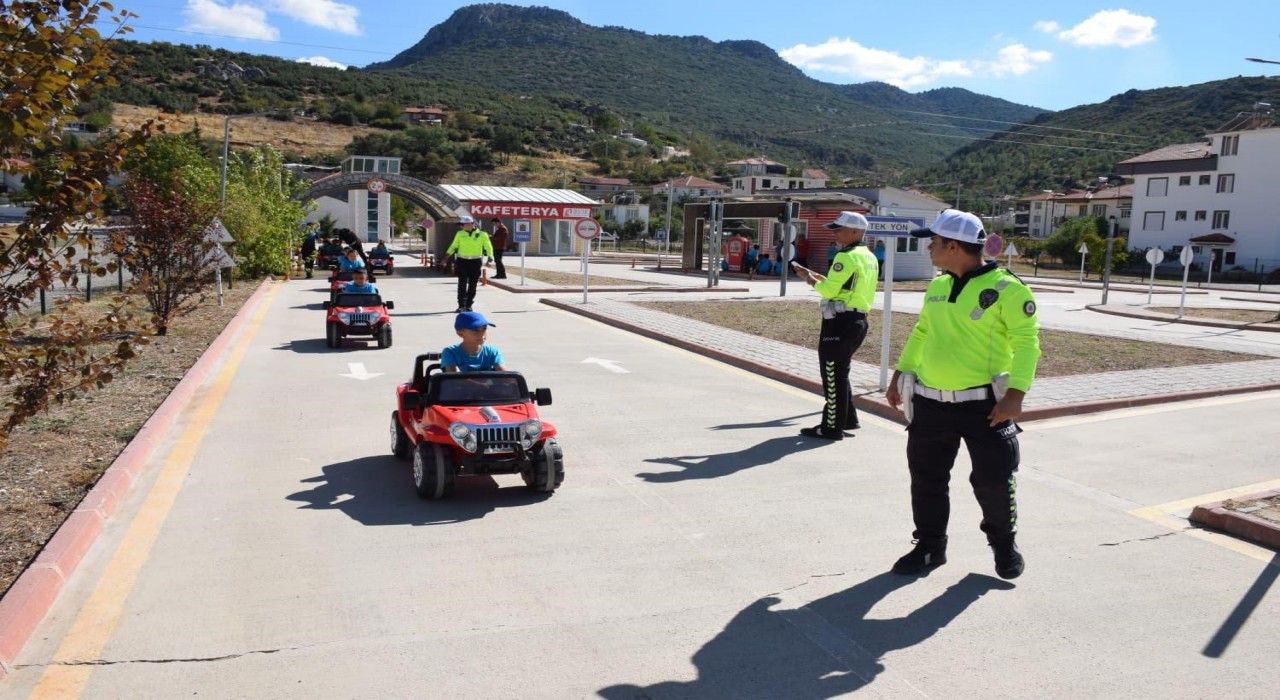 Burdurda öğrencilere trafik güvenliği eğitimi