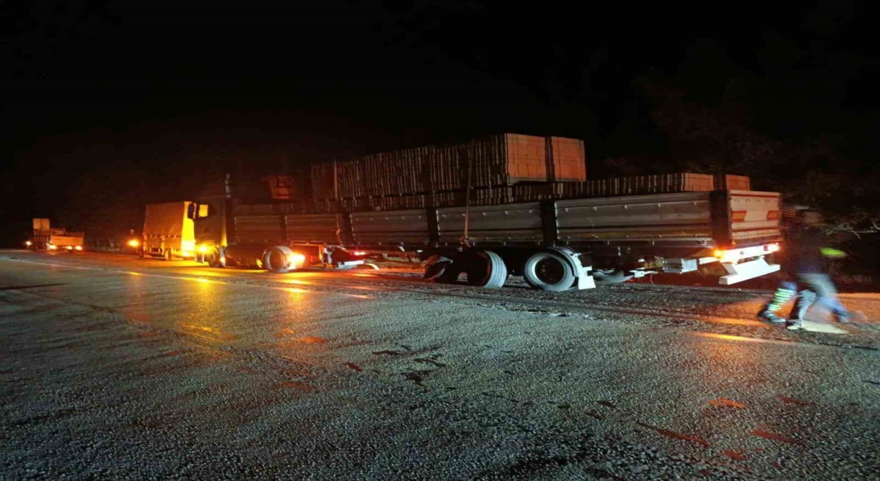 Burdurda otomobil ile tır çarpıştı: 1 ölü, 2 yaralı