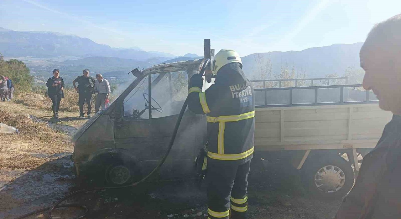 Burdurda yanan kamyonet kullanılmaz hale geldi