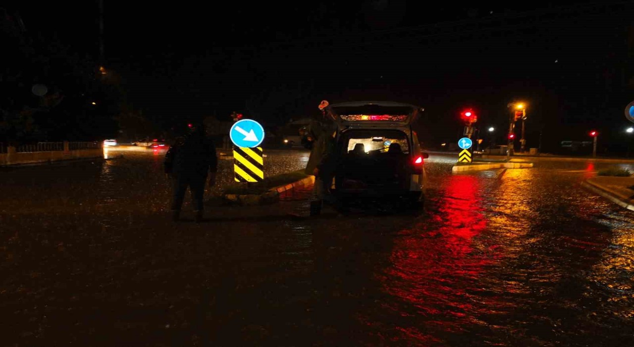 Burhaniyede sağanak yağış yolları göle çevirdi