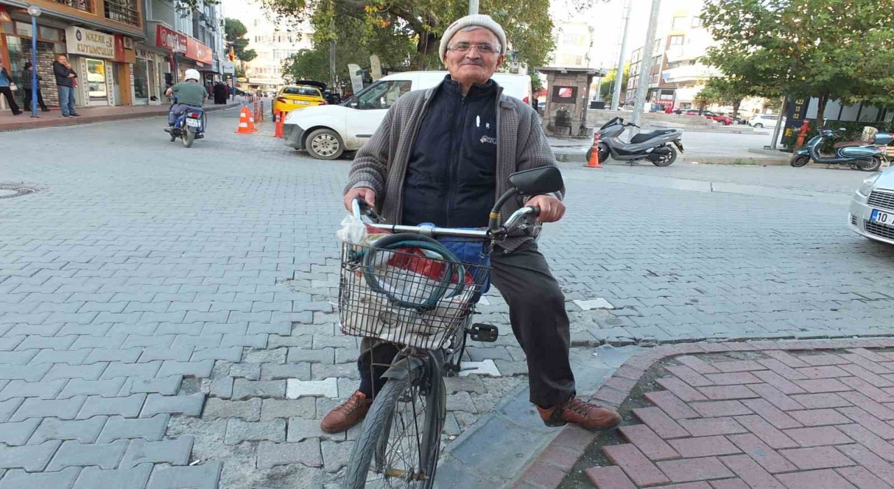 Burhaniyeli 80lik Hüseyin dede her yere bisikletle gidiyor