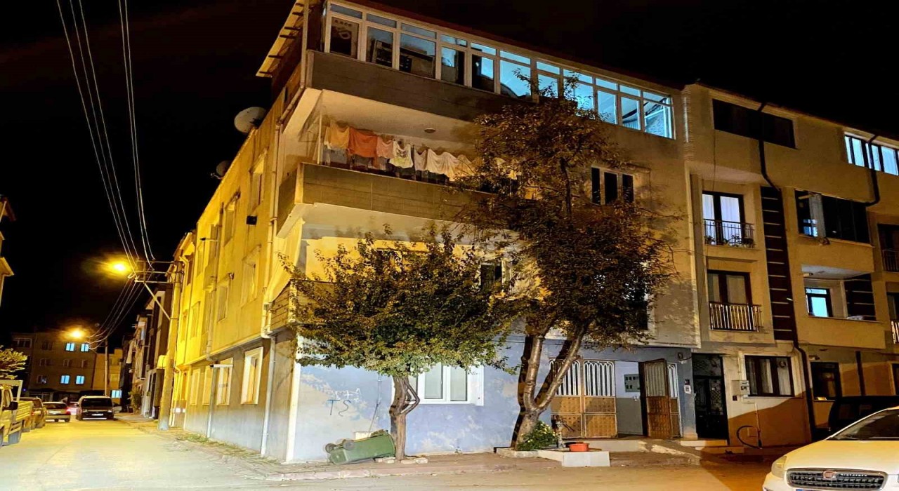 Bursada 3üncü kattan düşen genç yaralandı