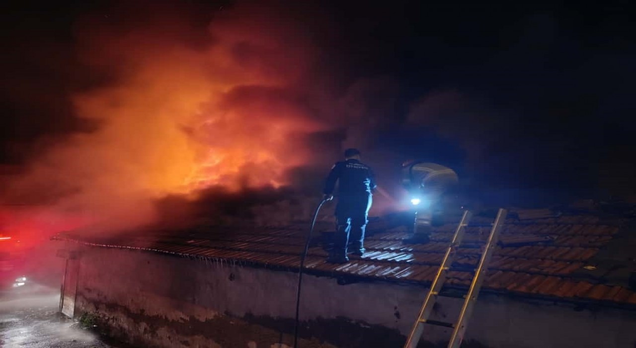 Bursada 4 dükkan alevlere teslim oldu