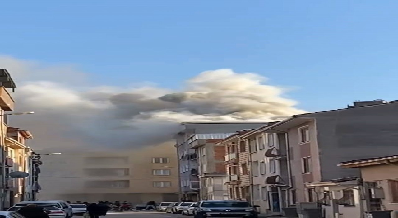 Bursada 5 katlı binanın çatısında yangın