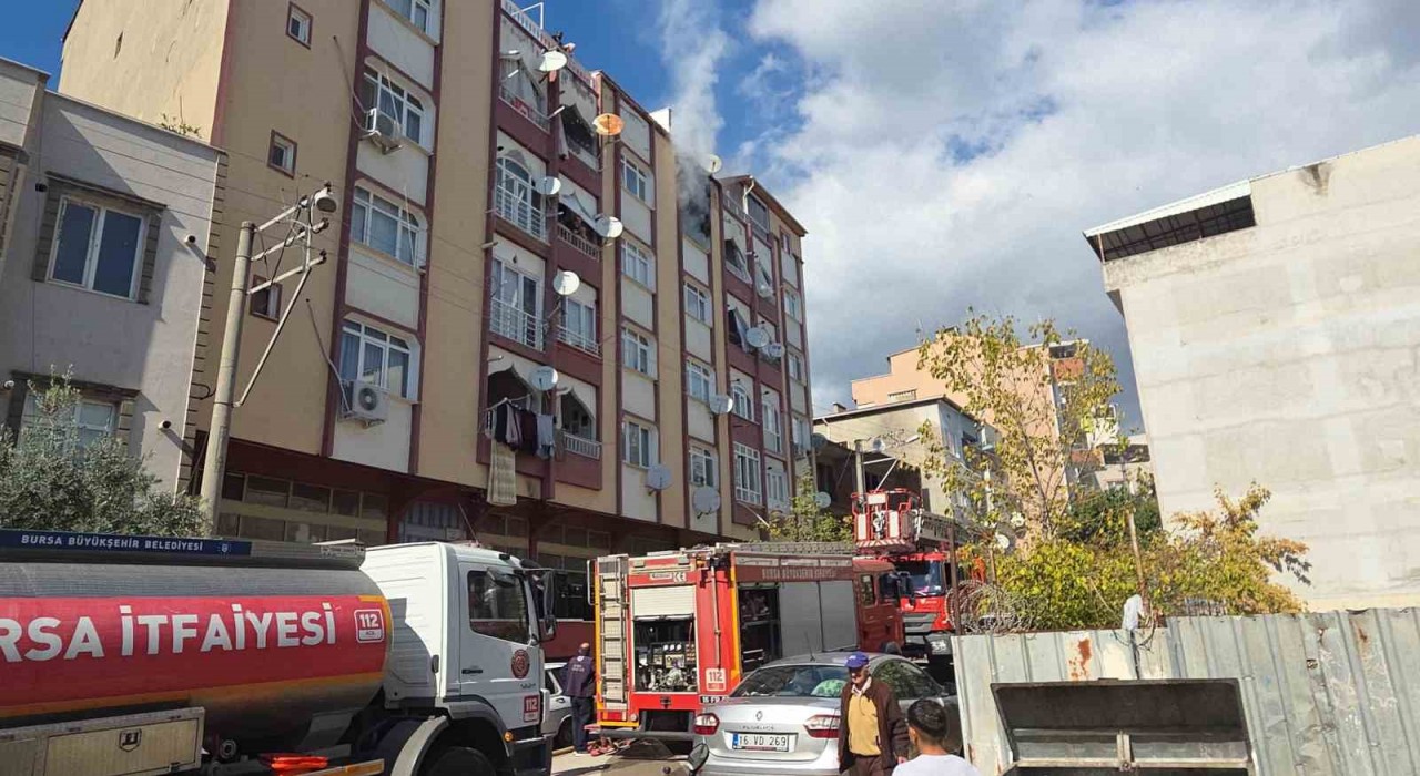 Bursada 6 katlı apartmanda yangın paniği