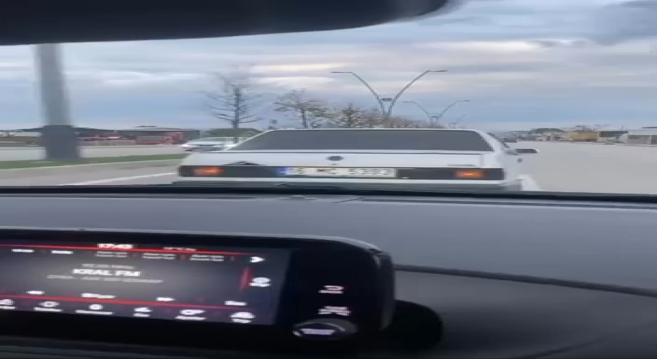 Bursada bir otomobil tartıştığı sürücünün önünü kesti