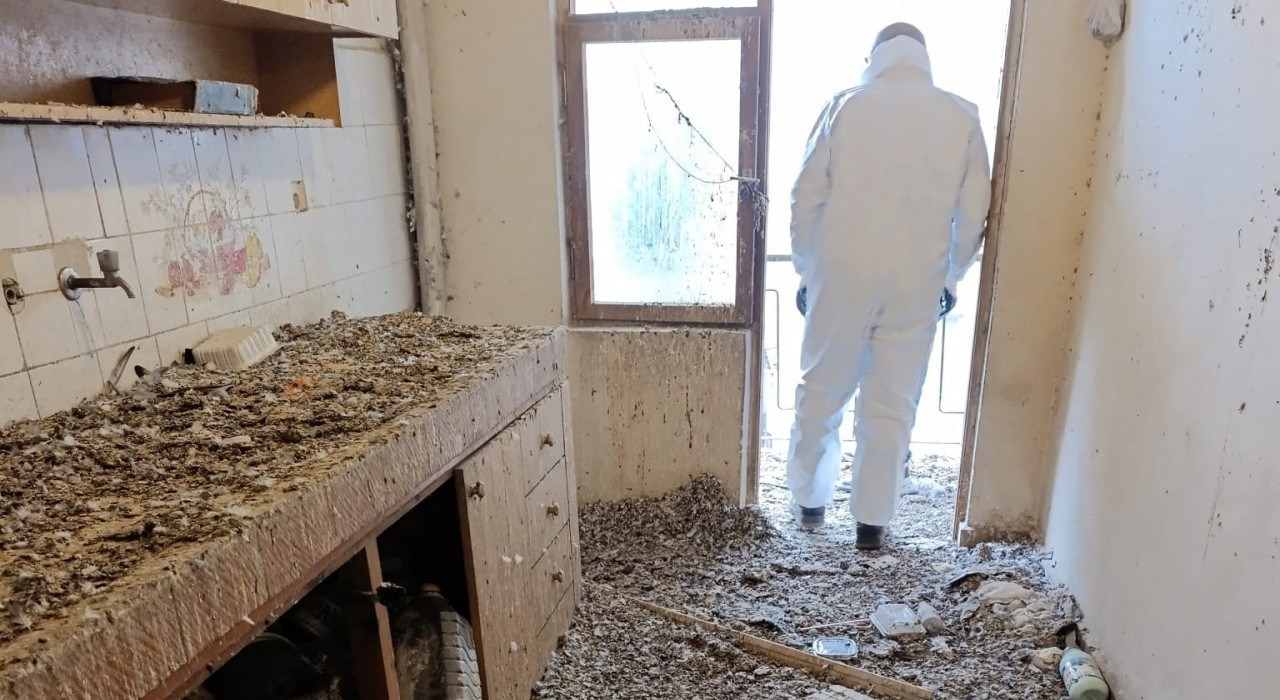 Bursada çöp eve dönen bina mahkeme kararıyla boşaltıldı