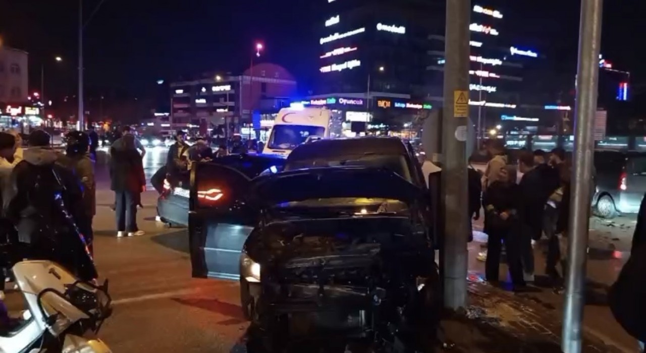 Bursada hafif ticari araç ile otomobil çarpıştı: 3 yaralı