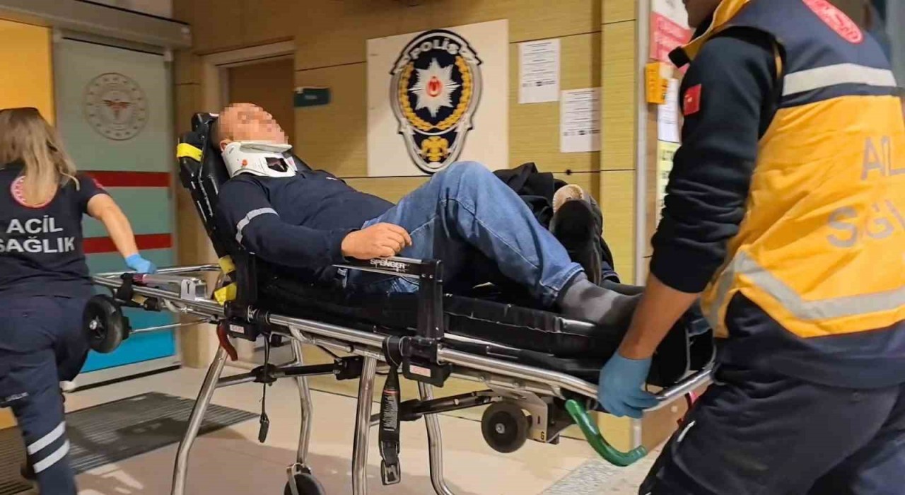 Bursada hafif ticari araç tırla çarpıştı: 2 yaralı