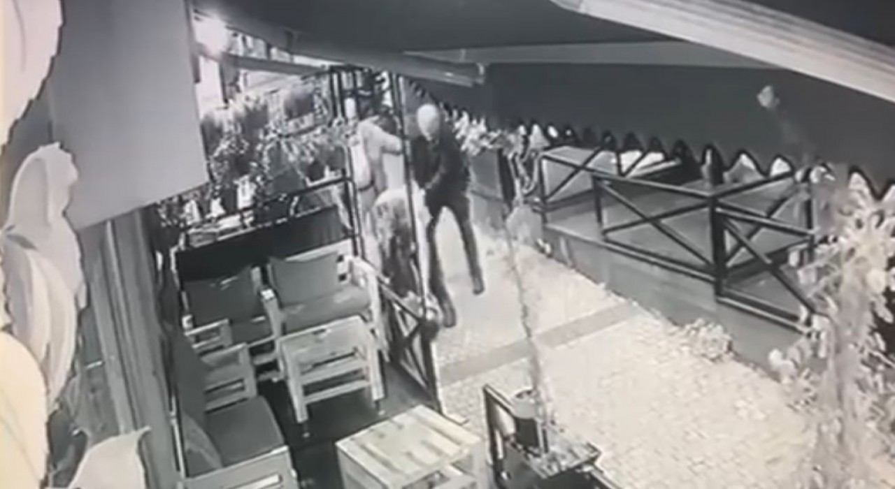 Bursada mekana alınmayan alkollü şahıs dehşet saçtı: 4 yaralı