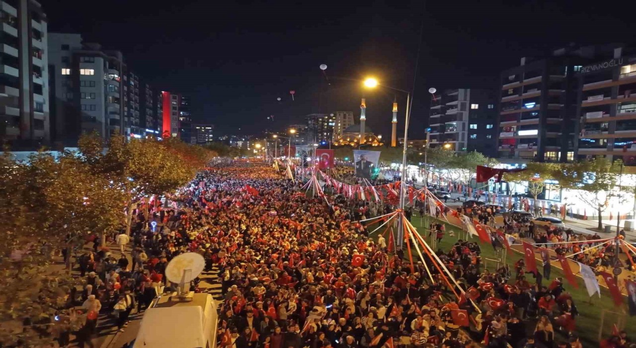 Bursada onbinlerce kişi Cumhuriyet coşkusuna ortak oldu