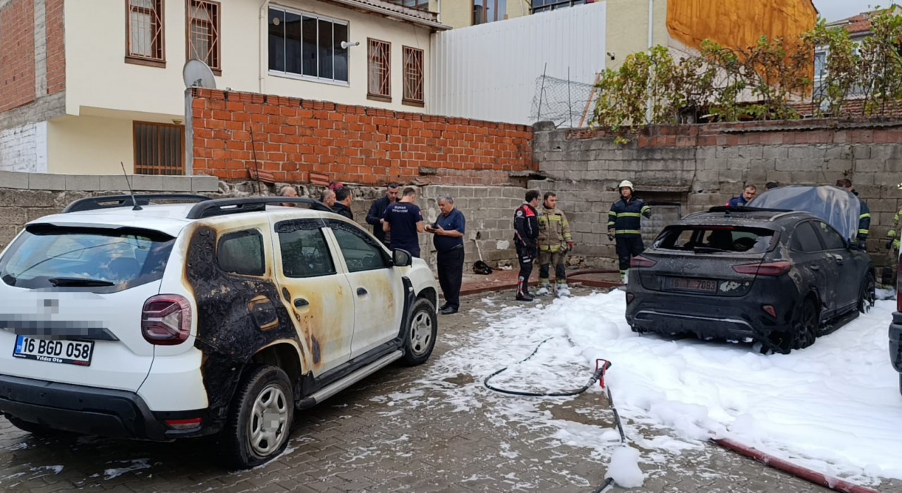 Bursada park halindeki otomobil alev alev yandı, yangın iki araca sıçradı