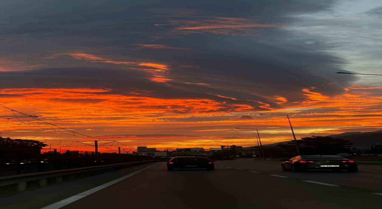 Bursada sabah gökyüzünü kaplayan ilginç bulut dikkat çekti