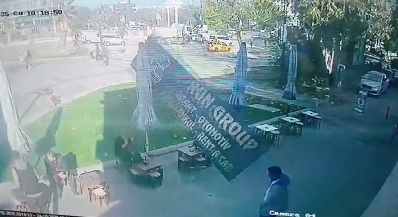 Bursada şiddetli lodos tabelayı uçurdu: Kafedeki 2 kişi tabelanın altında kalmaktan son anda kurtuldu