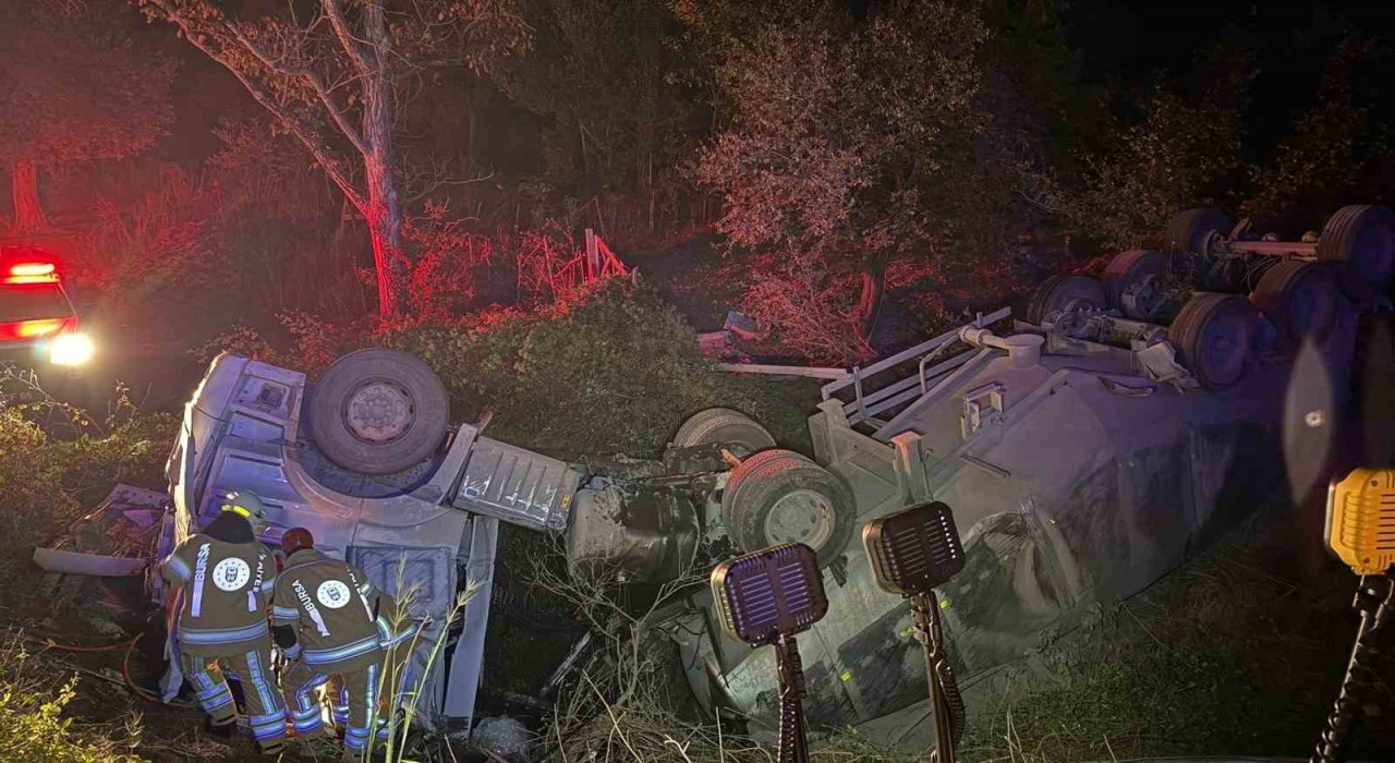 Bursada tır şarampole yuvarlandı: 2 yaralı