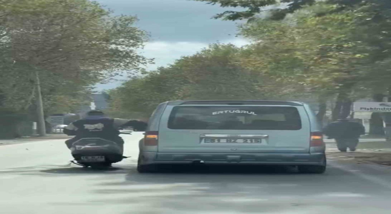 Bursada trafikte tehlikeli anlar kamerada: Sohbet etmek için seyir halindeki araca yaslandı