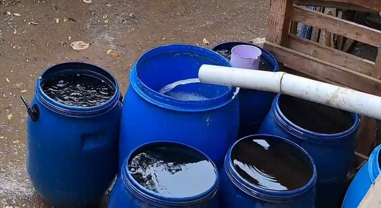 Bursada yağmur suyunu varillere biriktirerek tasarruf ediyor