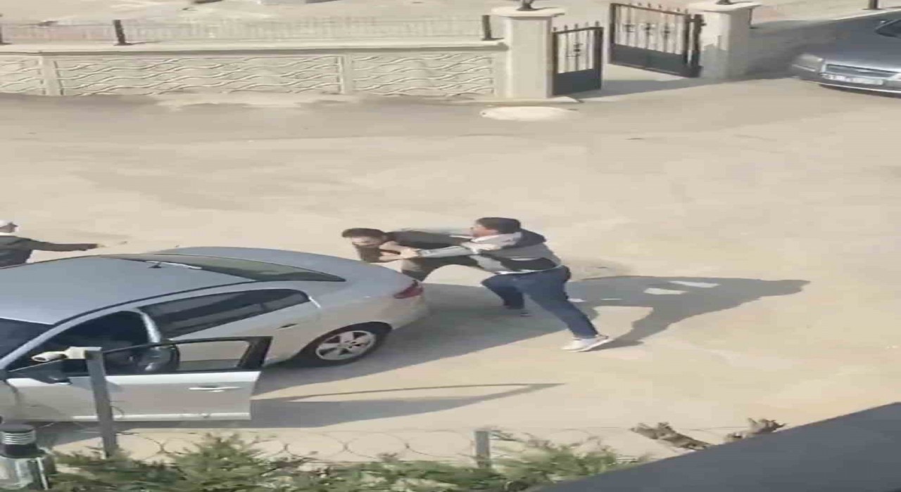 Bursada yol kavgası karıştı: Sopalar, yumruklar, terlikler havada uçuştu