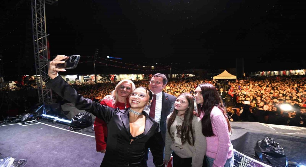 Bursada Zeynep Bastıkla Cumhuriyet coşkusu