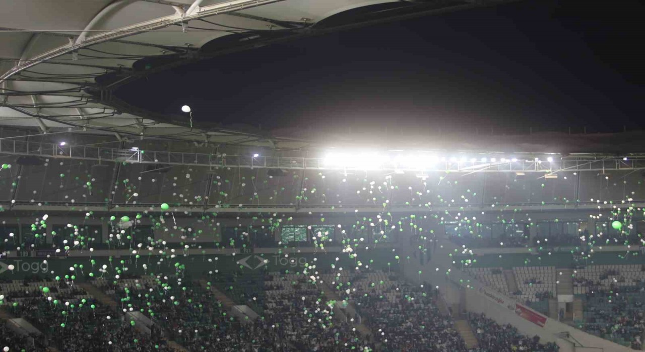 Bursaspor taraftarları minik Çağan Atanın mücadelesini kutladı