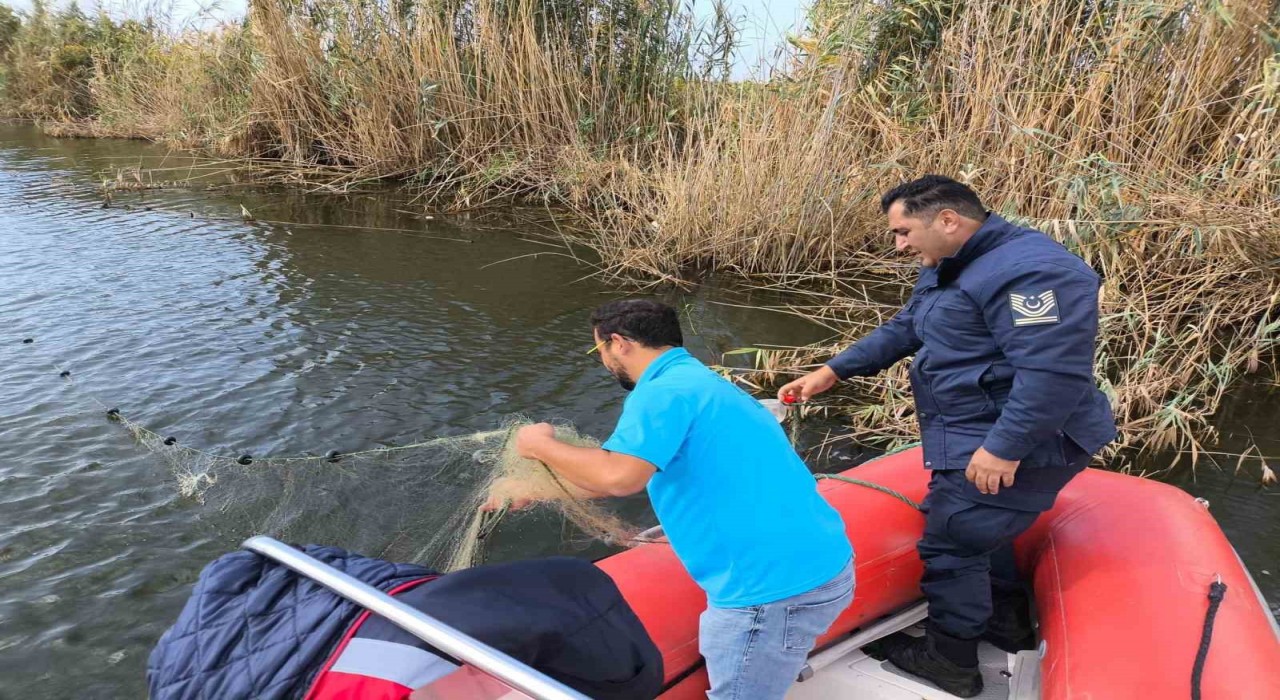 Büyük Menderesteki yasak ağlar temizlendi