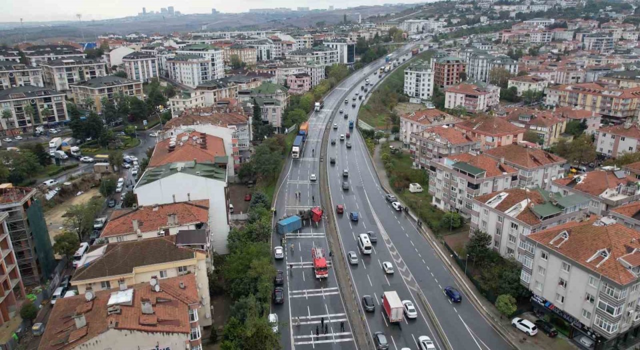 Büyükçekmece E-5te devrilen tır nedeniyle yol kapandı