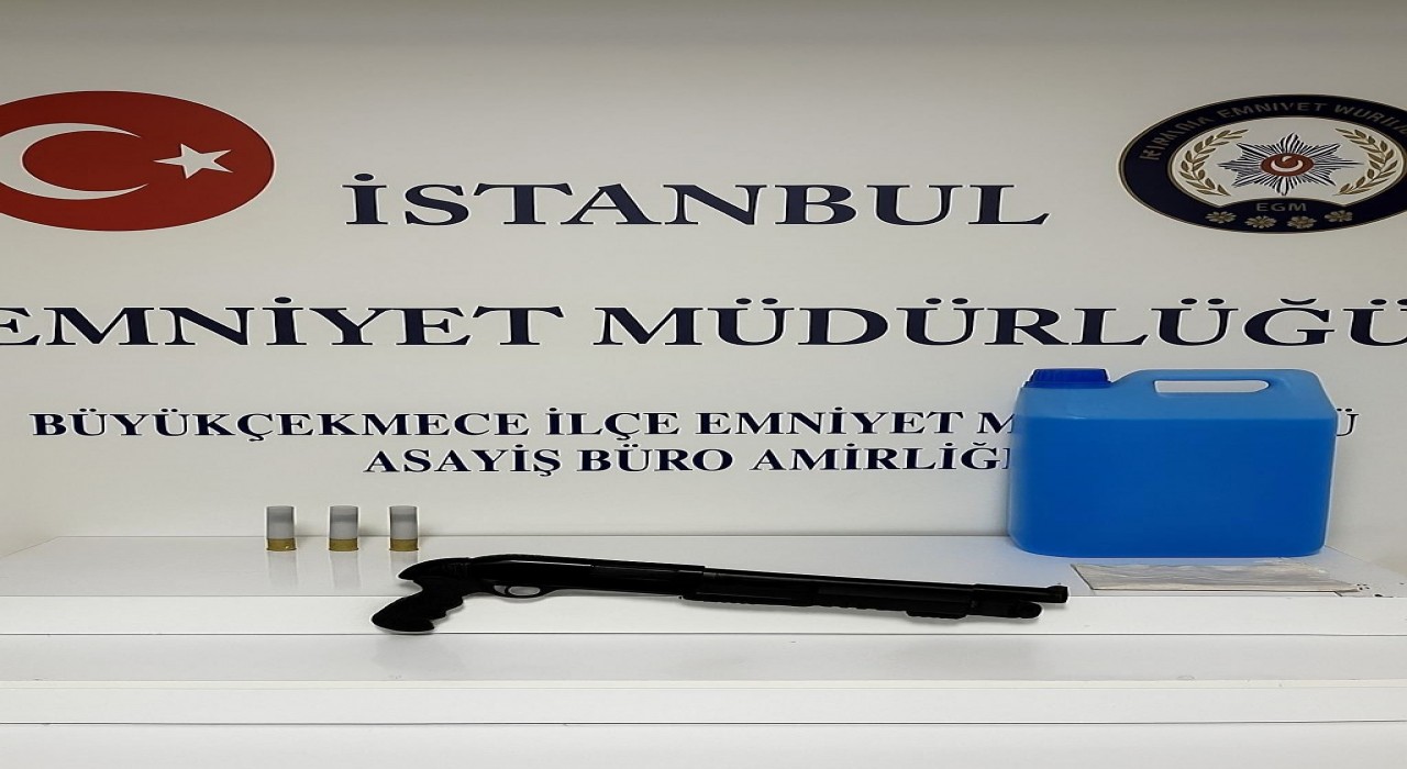 Büyükçekmecede aynı şahsa ait iş yerini kundakladılar, diğerini de kurşunladılar: O anlar kamerada