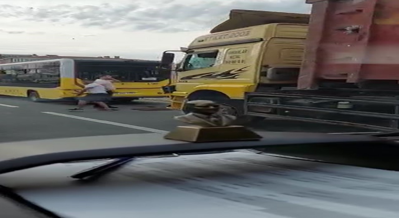 Büyükçekmecede İETT otobüsüne kamyon çarptı: 9 hafif yaralı